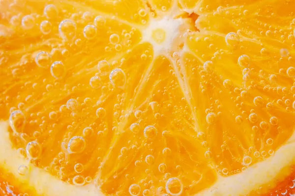 柑橘类维生素 橘子片和外层紧密相连 水底巨石 新鲜水果作果汁 — 图库照片