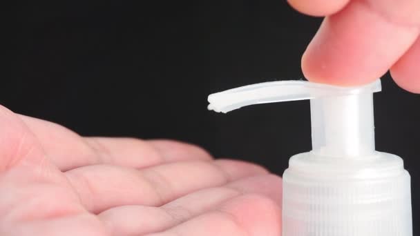 Händer med handtvätt desinfektionsmedel gel pump dispenser. rena händer mot virus och bakterier, cavid-19 coronavirus — Stockvideo