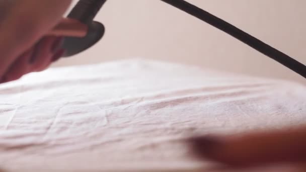 Κοντινό πλάνο των γυναικών Σιδέρωμα ρούχα στον πίνακα σιδερώματος. Επιλεκτική εστίαση — Αρχείο Βίντεο