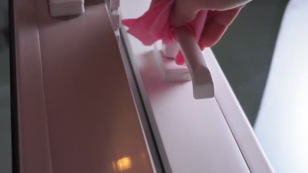 예방 위생 의 발코니 에서 문 손잡이를 닦는다. 코로나 바이러스로부터 건강을 보호하라. — 비디오