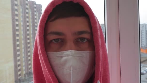 가정에서 보호 마스크를 쓴 남자. 의료용 마스크를 쓰고 코로나 바이러스 유행, 전염병, 전염병, 자기 정부 격리, 사회적 거리, 자립심을 가진 사람 — 비디오