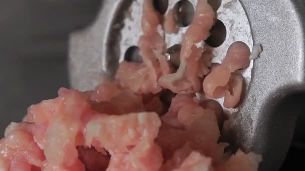 Close up moedor de alimentos moagem de carne crua na cozinha. Produção de carne picada a partir de carne de porco . — Vídeo de Stock