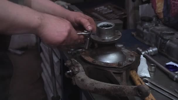 Mecánico de automóviles que repara un coche en una estación de servicio — Vídeos de Stock