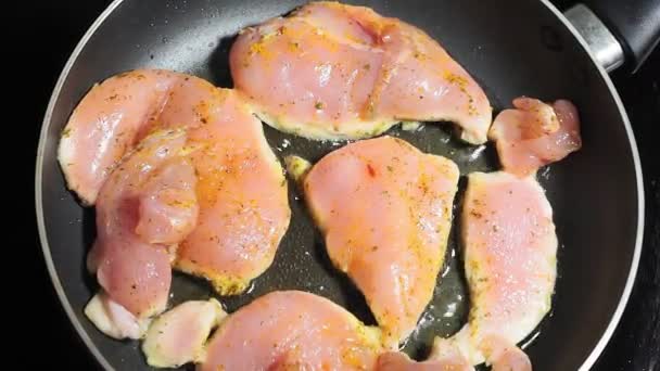 Peito de frango cru mini filetes, frigideira. preparação de alimentos — Vídeo de Stock