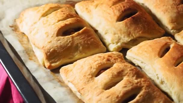 Hornear en el horno hojaldre con la presentación de Apple de cerca. Cocinar tortas caseras vista superior — Vídeo de stock