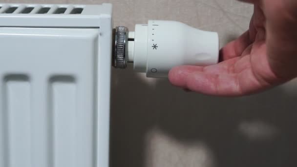 Man hand adjusting temperature thermostat on radiator. — Stok video