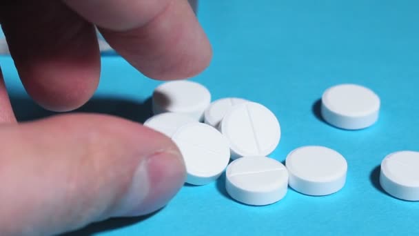 Toma comprimidos de medicina na mão close-up foco seletivo. medicamentos medicamentos — Vídeo de Stock