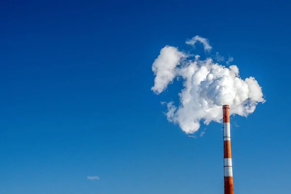 工場の煙管 青い空に対する煙突から煙 テキストのためのスペース コピースペース — ストック写真
