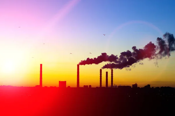 工場や発電所の煙突からの汚染や煙 環境汚染の概念は — ストック写真