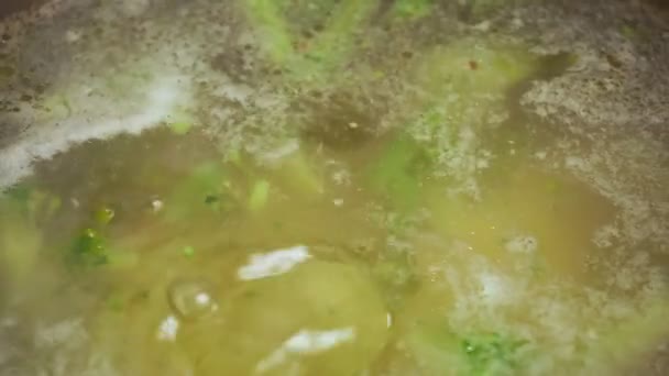 Ζεστή σούπα με μπρόκολο και πατάτες, χορτοφαγικό κοντινό πλάνο — Αρχείο Βίντεο