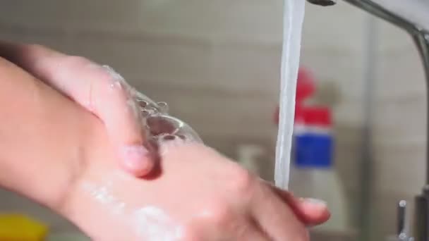 화장실에서 물로 손을 씻는 사람, 비누. 코로나 바이러스와 같은 바이러스입니다. 피부를 닦고 물을 선택적으로 가까이 두라 — 비디오