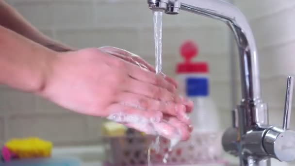 Lavándose las manos en el baño con agua, jabón. virus coronavirus. Limpieza de la piel y tener agua de cerca enfoque selectivo — Vídeo de stock