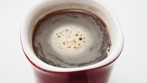 Bir fincanda makro kahve, üstünde baloncuklar, yakın çekim. — Stok video