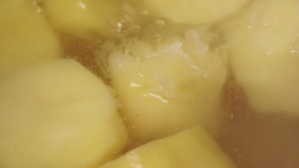 Cozinhando batatas. batatas fervidas fecham cozinhadas em água fervente — Vídeo de Stock