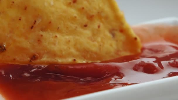 Chips triangulares de milho, nachos mexicanos mergulhos com molhos de ketchup de tomate, close-up — Vídeo de Stock