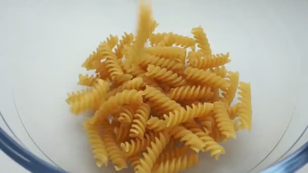 Főzetlen fusilli, a fusilli egyfajta curled tészta, eredetileg Olaszországból.. — Stock videók
