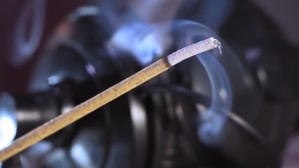 Primo piano bruciare e fumare bastoncini di incenso. Il concetto di relax . — Video Stock
