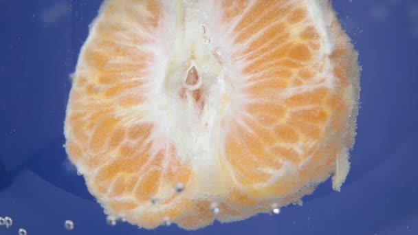 Primer plano mandarina fruta, fondo en agua, bajo el agua. fondo, textura — Vídeos de Stock