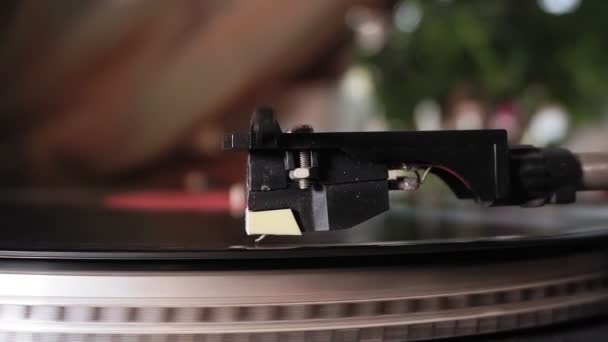 Gammal vintage vacker skivspelare spelar en låt med vinyl. selektivt fokus — Stockvideo