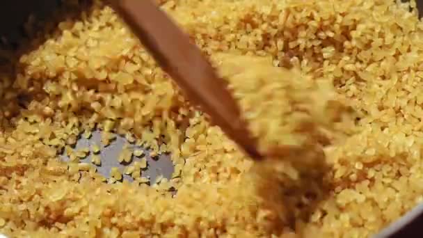 Preparação grumos bulgur. cereais de trigo cozido, seco e triturado — Vídeo de Stock