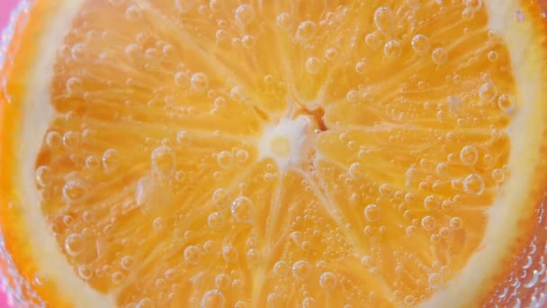 Imagen de cerca de la fruta naranja, fondo en el agua, bajo el agua . — Vídeos de Stock