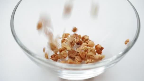 Preparar un desayuno saludable. él vierte un primer plano de muesli avena . — Vídeos de Stock