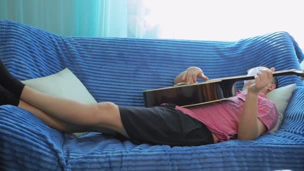 Grappige man. akoestische gitaar spelen, zelf-isolatie, thuis blijven. covid-19 — Stockvideo