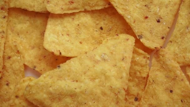 Nachos kukuřičné lupínky s pikantní omáčkou zblízka. Abstraktní textury potravin. — Stock video