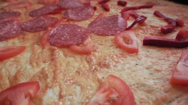 Pizza bereiden. pizza maken. Pizza met Mozzarella kaas, salami, tomaat. — Stockvideo