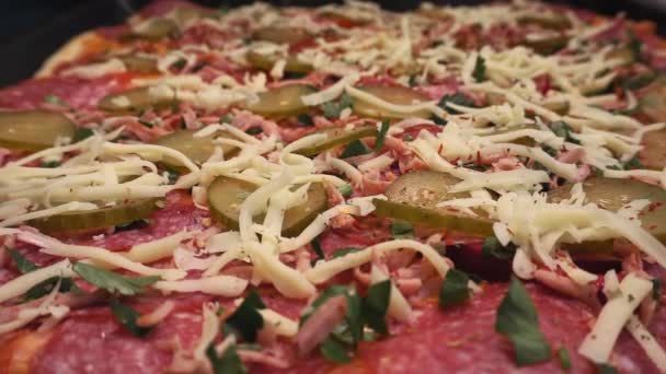Salatalık, domates ve peynirli pizza pişirmek. baharat eklemek — Stok video
