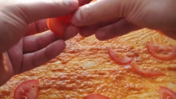 Preparando pizza. Haciendo pizza. Salsa de tomate, tomates Pov video — Vídeo de stock