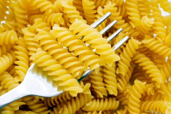 Fusilli Helix Vormige Macaroni Pasta Ruwe Voedsel Achtergrond Textuur Close — Stockfoto