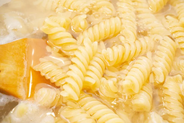 Hete Fusilli Pasta Met Stijgende Stoom Close Voedselbereiding — Stockfoto