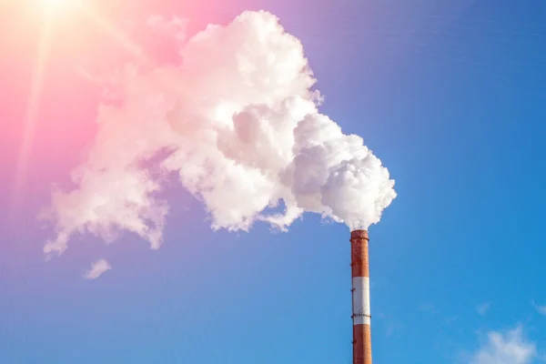Mavi gökyüzündeki bacadan endüstriyel duman. Metin için boşluk, kopyalama alanı — Stok fotoğraf