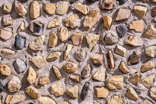 Grå färg modern stil design dekorativa ojämna sprickor i den verkliga ytan av stenmuren med cement — Stockfoto