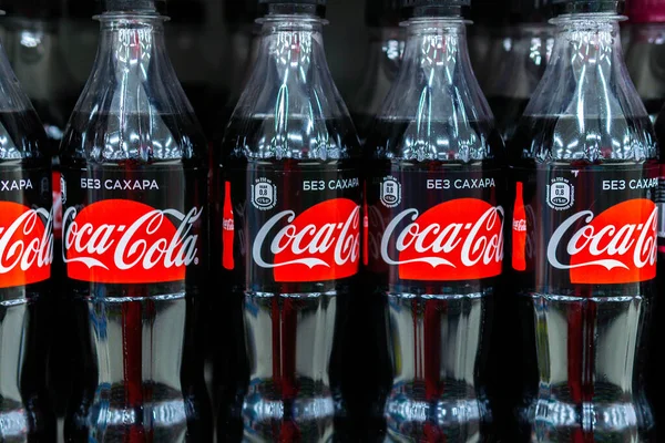 Tyumen Rusia April 2020 Penutupan Botol Coca Cola Tanpa Supermarket — Stok Foto