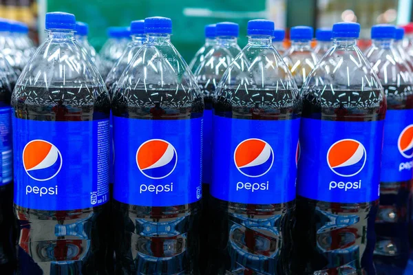 Tyumen Rússia Abril 2020 Garrafas Bebidas Pepsi São Exibidas Uma — Fotografia de Stock