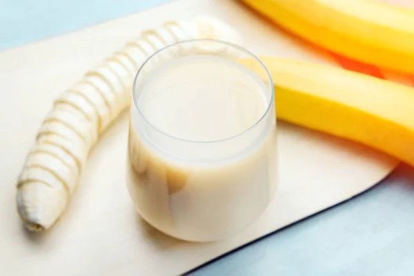 Glas Banan Milkshake Eller Smoothie Och Banan Vit Bakgrund Selektivt — Stockfoto