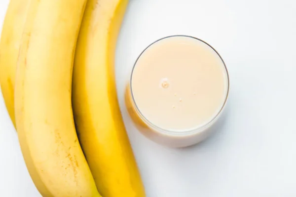 Bananensmoothie Bananen Zijn Geheel Een Grijze Lichte Achtergrond Selectieve Focus — Stockfoto