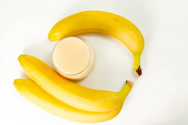 Μπανάνα Smoothie Χυμό Ένα Ποτήρι Πάνω Από Λευκό Φόντο Μπανάνες — Φωτογραφία Αρχείου