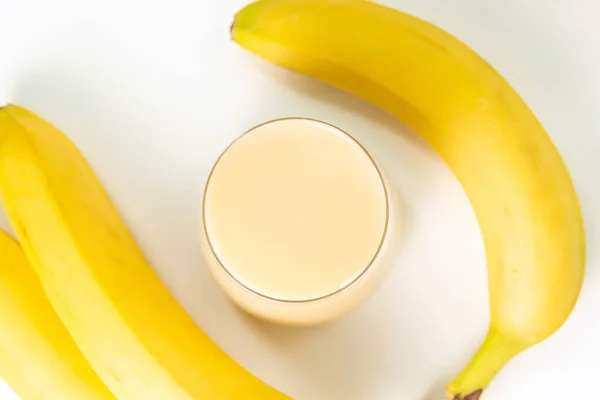Ένα Ποτήρι Μπανάνα Milkshake Smoothie Και Μπανάνα Λευκό Φόντο Επιλεκτική — Φωτογραφία Αρχείου