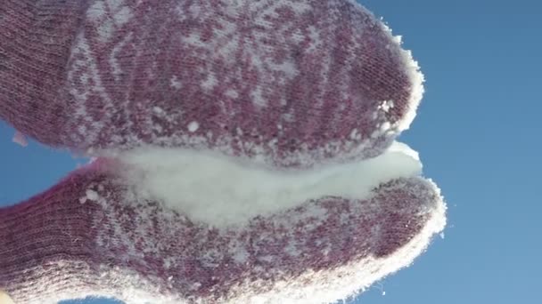 Hände in Fäustlingen im Winter werfen eine Handvoll Schnee selektiv in den Fokus. — Stockvideo