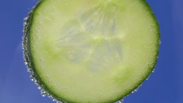 Natuurlijke limonade met komkommer. frisdrank. close-up van groenten. — Stockvideo