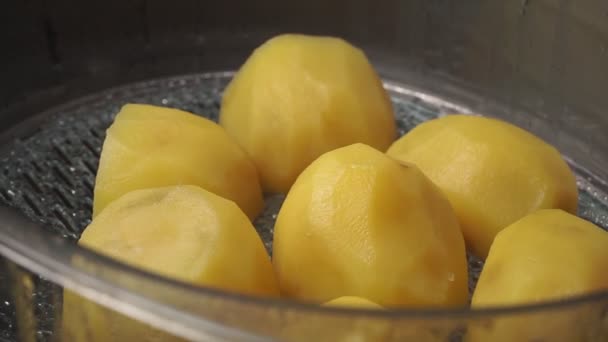 Pommes de terre dans le vapeur, préparer des légumes cuits pour un couple close-up — Video