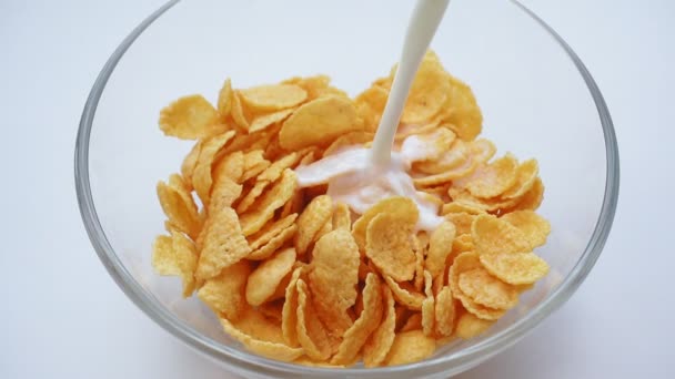 Πρωινό καλαμπόκι νιφάδες γάλακτος σε μπολ νιφάδες καλαμποκιού. Υγιές πρωινό. Βιομηχανία τροφίμων και ποτών. — Αρχείο Βίντεο