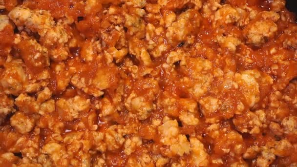 Pasta con salsa italiana boloñesa. preparación de carne picada, alimentos caseros — Vídeos de Stock