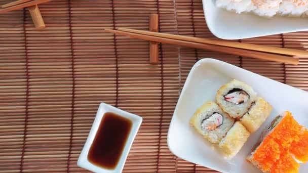 Suşi modası. Yaratıcı yiyecekler. En üstteki düz yerde. Japon menüsü — Stok video