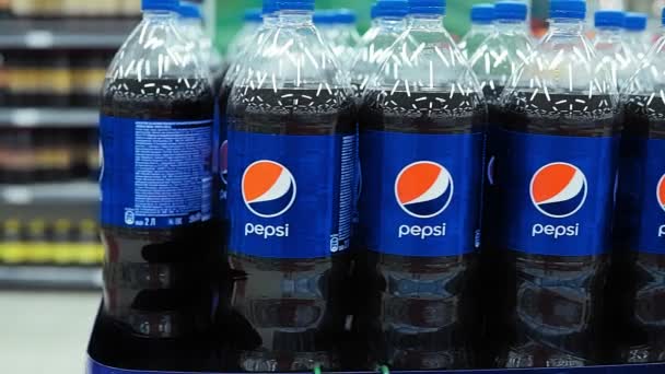 Tyumen, Rusia-26 de abril de 2020: Pepsi marca refresco en exhibición para la venta — Vídeo de stock