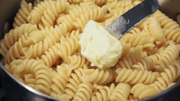 Приготування їжі, варені макарони, масла фузілі — стокове відео