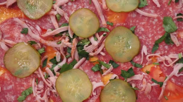 Rauwe pizza koken met ingrediënten komkommers, tomaten, kaas, specerijen . — Stockvideo